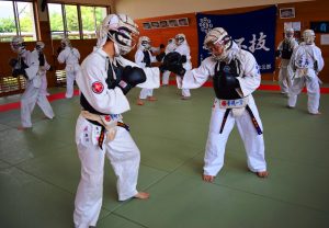 練習する青翔高校日本拳法部員ら