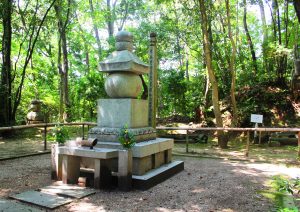 行基とともに竹林寺にある忍性の墓所