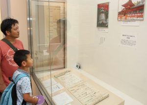 春日大社の燈籠に関する古文書などが並んでいる展示