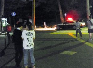 東大寺周辺では路上駐車をする車や多くの人が集まり、県警が取り締まりを強化している