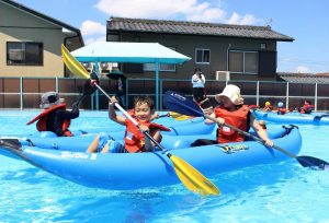 参加者たちは親子で2人乗りを楽しんだり、1人で懸命にパドルを漕いでカヌーを楽しんでいた