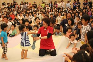 ミュージック・ケアで音楽に合わせて体を動かす参加者