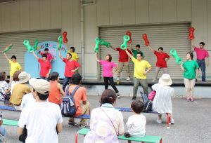 夏祭りでは職員や施設利用者がダンスなどを披露した