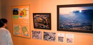 展示されている屋敷山古墳の航空写真パネルなど