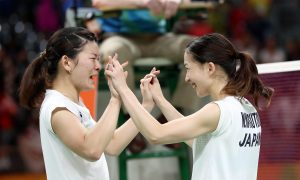 バドミントン女子ダブルス決勝、優勝し松友美佐紀と共に喜ぶ高橋礼華=18日、リオ中央体育館(撮影:森田達也)
