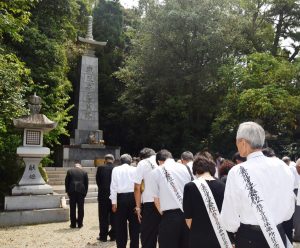 戦没者に黙禱をささげる参列者