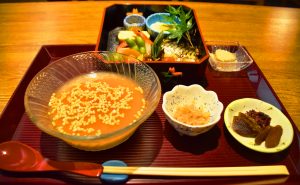 冷やし茶粥に八寸などが付いた茶粥御膳