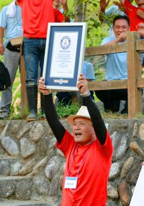 ギネス記録を達成し、認定書を掲げて喜ぶ実行委員長の北谷さん