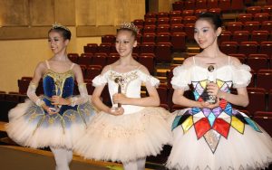 トロフィーを持つ各部門の優勝者