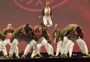 躍動感のある演技をする県立法隆寺国際高校