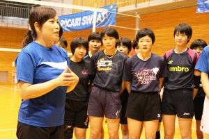 生徒に直接指導する竹下佳江さん