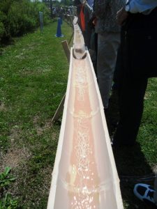 4月のプレチャレンジで、竹樋を勢いよく流れるそうめん