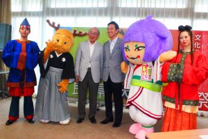 イベントをPRする「せんとくん」や「さららちゃん」ら