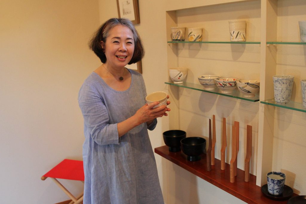 ギャラリーと料理教室を経営する安達泉さん