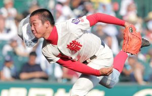 鳴門―智弁学園】帽子を飛ばしながら力投する智弁学園の先発・村上。粘り強い投球をみせた