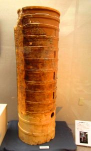 佐紀古墳群出土の鰭付円筒埴輪。破片で出土し復元された