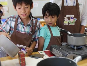 海獣葡萄鏡づくりに挑戦する子供たち