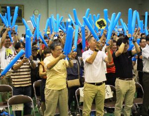 伊藤舞選手に声援を送る市民ら