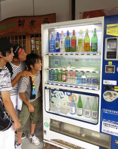 水槽の中で金魚が優雅に泳ぐ姿が注目を集めている「金魚自販機」