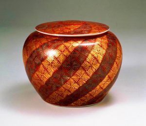 「赤地金銀彩羊歯模様 蓋付飾壺」(県立美術館提供)