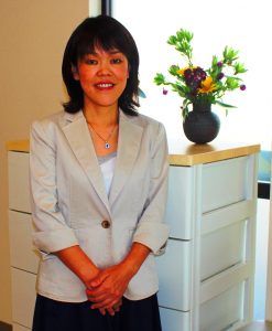 「一人一人を人として大切に」を理念に事業を展開する江川美奈子さん。明るい笑顔が周囲をなごませる