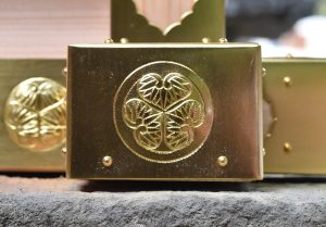 徳川頼宣寄進の石燈籠の葵のご紋