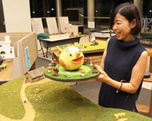 制作した人形を手にするYoko-Bonさん