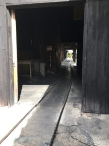 今も墨の運搬に使われているトロッコのレール