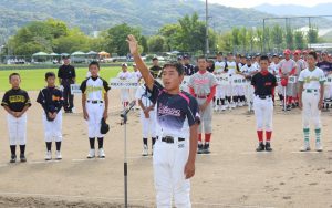 元気いっぱいに選手宣誓する浮孔小野球部の若杉春杜主将