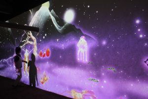 文字にタッチすると動物などが現れる映像=春日大社