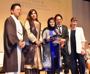 最高賞「ゴールデンSHIKA賞」を受賞した「ナヒード」のプロデューサー、カタユーン・シャハビさん(中央)