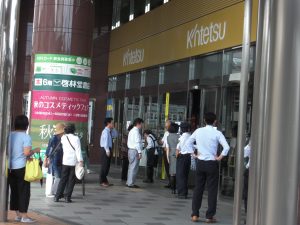 停電で臨時休業となった近鉄百貨店生駒店