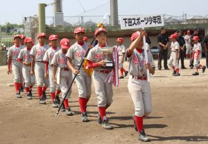 優勝しダイヤモンドを一周する下田スポーツ少年団ナイン