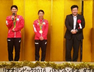 祝賀会であいさつする(左から)高橋選手、松友選手、日本ユニシスの小宮山元監督