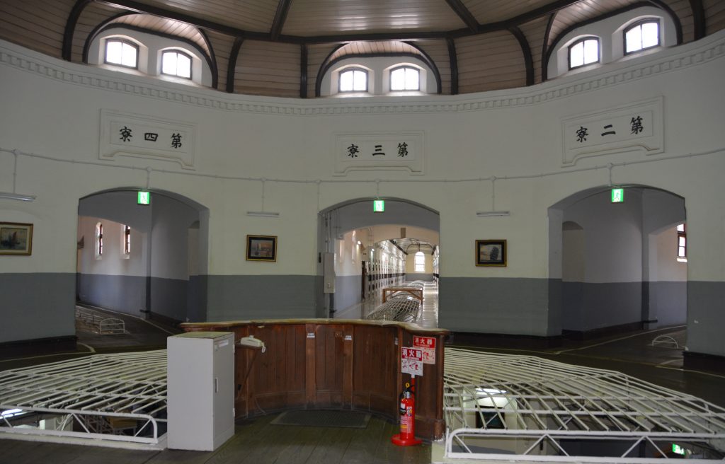 中央監視所からは収容棟の出入り口が見渡せる。上部には明かり取り窓も