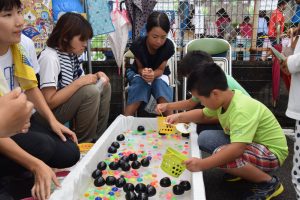 海柘榴市(つばいち)で出店していたスーパーボールすくいを楽しむ児童ら