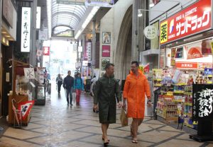 カッパを着込んで観光する外国人も