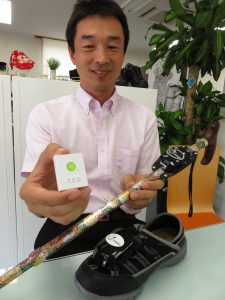 アーバン福祉用具が開発した「ｉＴＳＵＭＯ」。専用カバーで靴やつえに装着できる