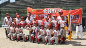 記念撮影する下田スポーツ少年団の選手