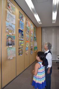 神社などを描いた子供たちの力作が並んだ会場