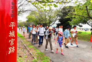 平城宮跡周辺を散策する参加者