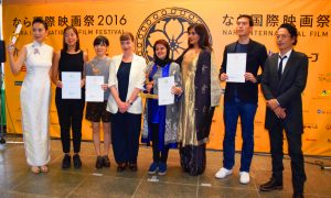 「なら国際映画祭」の各部門の受賞者と河瀬直美さん(左)、審査委員長の三上博史さん(右)