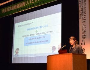 リハビリ講習会でワークショップを行う北野真奈美さん