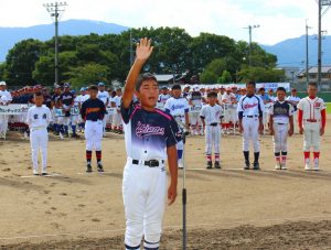 元気いっぱいに選手宣誓する浮孔小野球部の若杉春杜主将