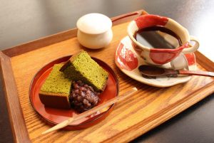 「寧楽菓子司　中西与三郎」で期間中提供している大和茶カステラとコーヒーのセット