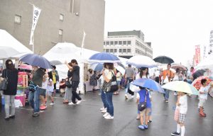 雨にもかかわらず、多くの家族連れらでにぎわう現代版の市
