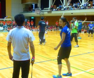 シニア選手を指導する松友選手