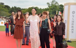 レッドカーペットを歩く河瀬直美さん（中央）ら