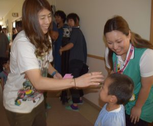 園児と交流する吉田沙保里選手