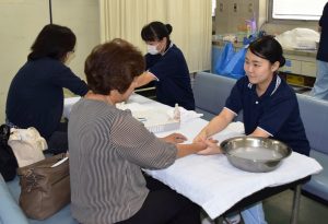 看護学生によるアロママッサージを受ける参加者